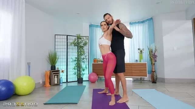 Sport Babe en leggings est donné à l'entraîneur dans la chatte