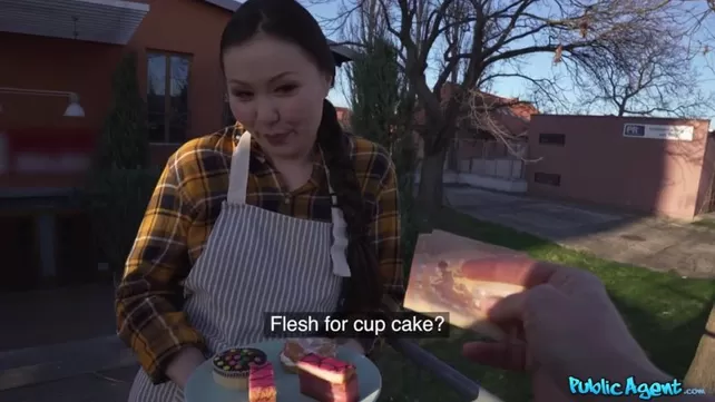 Hausgemachte asiatische behandelt den Mann nicht nur mit Dessert