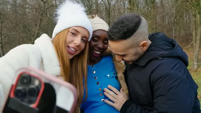 Twink follada por dos amigas en su autocaravana