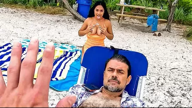 A garota divertida atacou a pila de um homem na praia