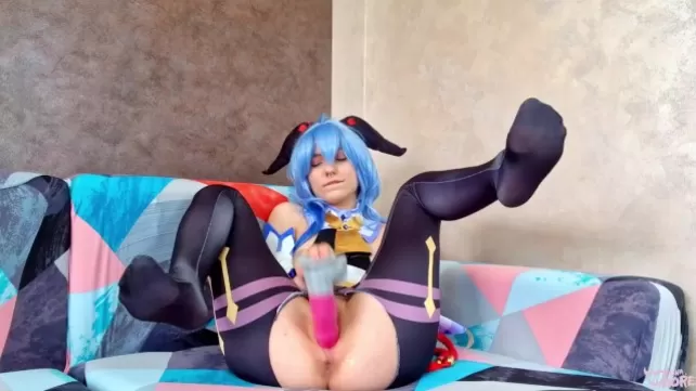 Cosplay modèle se déchire chatte jouet dans différentes poses