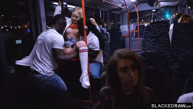 No ônibus, dois negros fodem uma jovem loira