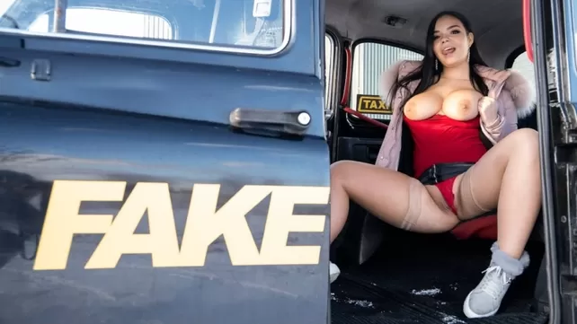 Ninfómana conduce un taxi y se folla a grandes tetas de un hombre negro