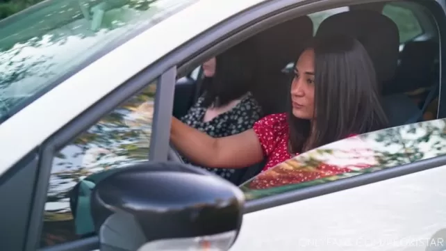 ¡Mierda de San Petersburgo! Dos chicas chupando en el coche de un chico