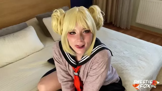 Ella ama tanto el anime que está lista para follar en cosplay