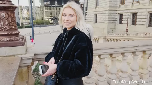 Le Pickup a filmé la jeune blonde dans la rue et a soufflé